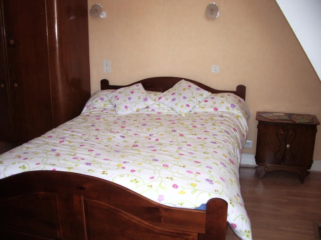 Les Glycines Bed & Breakfast Plaimpied-Givaudins Luaran gambar
